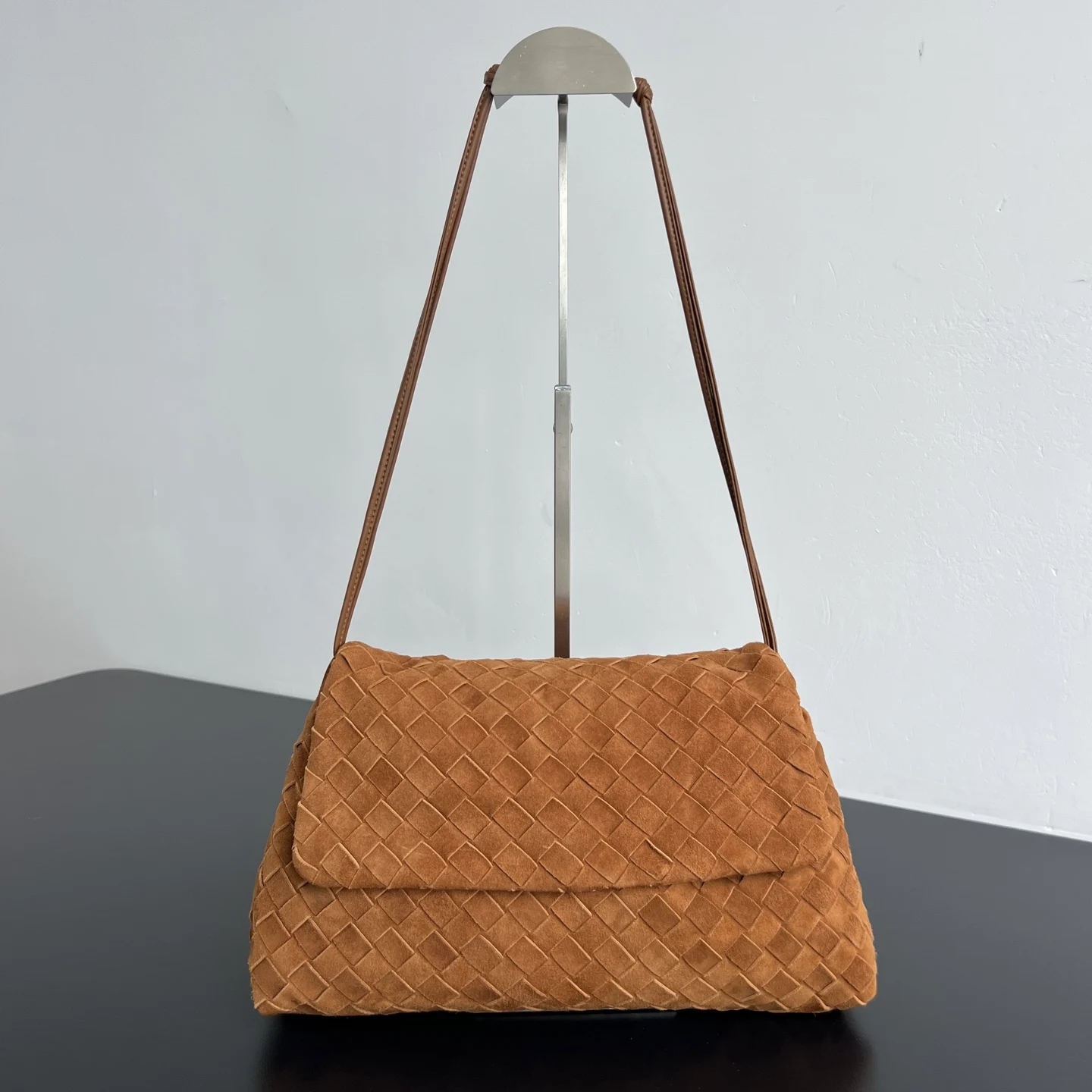 原单BV女包|高仿BV女包|精仿BV女包|一比一BV女包 BV新品 麂皮Dustbag  857657   被大家问爆的麂皮垃圾袋来啦 翻盖设计不仅增加了视觉层次感 整体还显的精致而不厚重 包身选用柔软麂皮材质 摸起来软乎乎糯叽叽的 透露着低调雾面高级感 翻盖+抽绳开合方式 整体更加有立体感和安全性 无论是作为单肩包还是斜挎包使用 都能展现出优雅的气质 尺寸 33x19x8