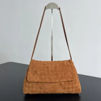  BV新品 麂皮Dustbag  857657   被大家问爆的麂皮垃圾袋来啦 翻盖设计不仅增加了视觉层次感 整体还显的精致而不厚重 包身选用柔软麂皮材质 摸起来软乎乎糯叽叽的 透露着低调雾面高级感 翻盖+抽绳开合方式 整体更加有立体感和安全性 无论是作为单肩包还是斜挎包使用 都能展现出优雅的气质 尺寸 33x19x8