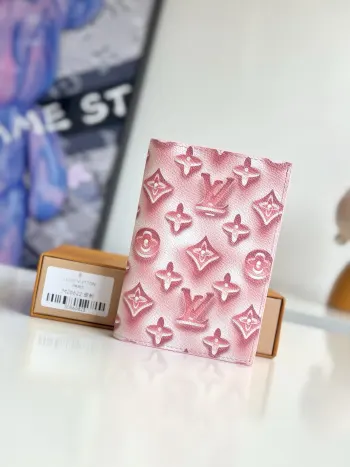   海外原单M28622粉独家实拍  Monogram Ice Cube画布上添加了色彩缤纷的图案 标志性的护照封面 Couvertle Passport  像冰块给饮料带来清凉感和风味一样 融合了活力感和庄园般的设计 内饰采用色调皮革 设有四个卡槽 一个平口袋和两个开放式护照舱 尺寸 14×10×2.5cm