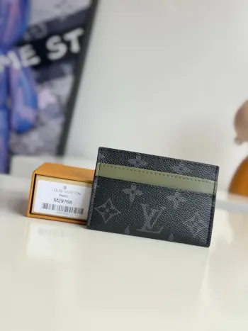   海外原单M29768独家实拍 此款采用全新Monogram Eclipse涂层帆布材质的卡片夹风格靓丽而时髦 体积小巧 可轻松收入口袋中 配有中央口袋与四个插槽 可存放信用卡 飞机与车船票以及名片 尺寸 11×7×1.5cm