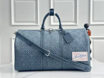 顶级原单 独家实拍 定型包 不折叠 M22532立体浮雕旅行袋 本款 Keepall Bandouliere 50 旅行袋为褪色丹宁布压印 Monogram 图案 重塑路易威登的经典设计之一 加固侧带和顶部手柄取材牛皮革 登机行李尺寸不失充裕空间 适宜周末短途旅行 Monogram Washed Denim 涂层帆布一牛皮革饰边一织物内衬一金属件一拉链开合一拉链内袋一充裕容量一可拆卸名牌一肩带 可拆卸 可调节  尺寸:50x29x23 CM