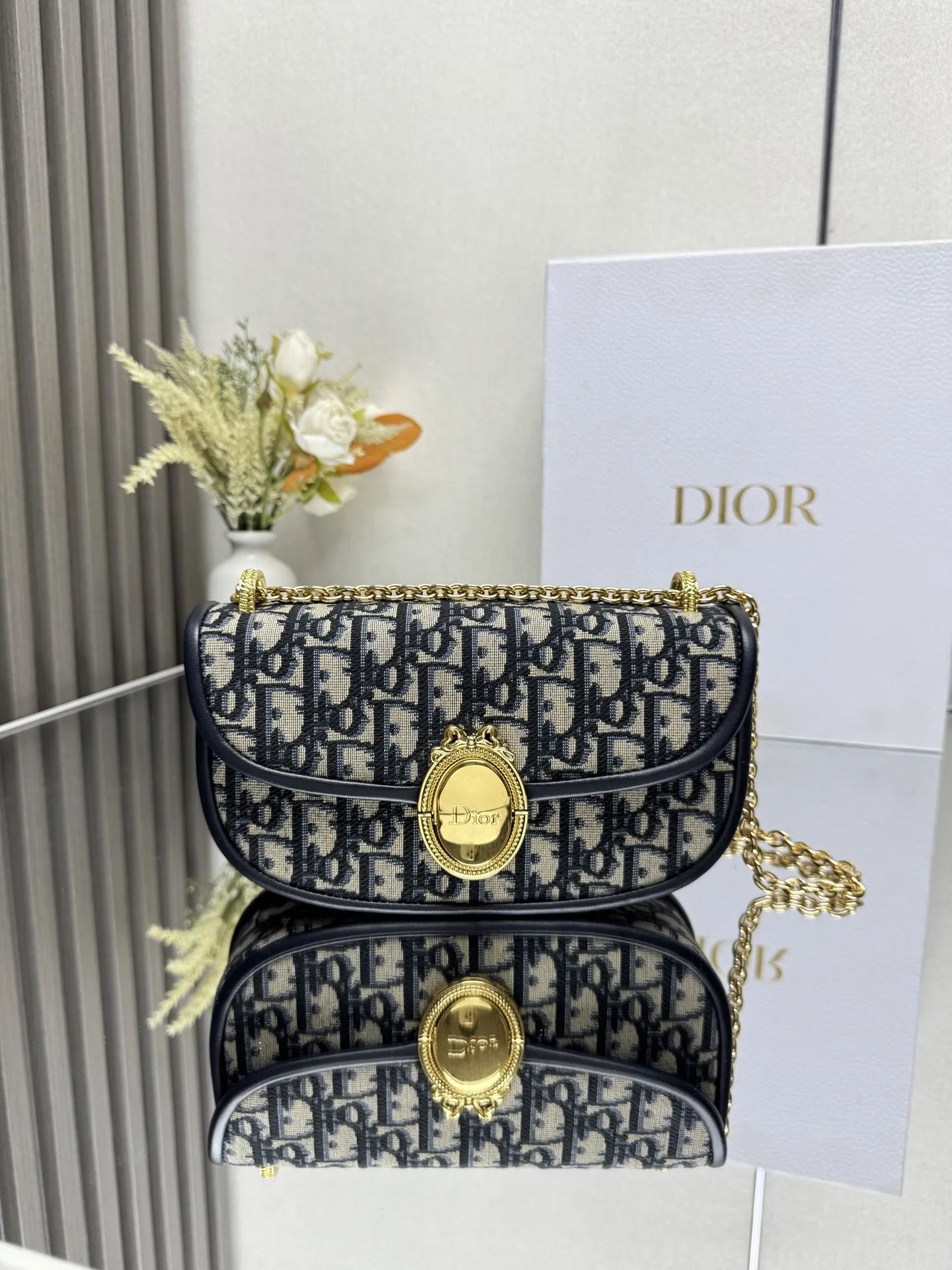 原单迪奥女包|高仿迪奥女包|精仿迪奥女包|一比一迪奥女包新品小号 Dior Medaillon 翻盖包 附链条 蓝色 Oblique 印花面料型号: M3921尺寸 尺寸 21 x 12 x 5.5 厘米 长 x 高 x 宽 可收纳 1 部手机 1 个卡夹 太阳眼镜和唇膏238500