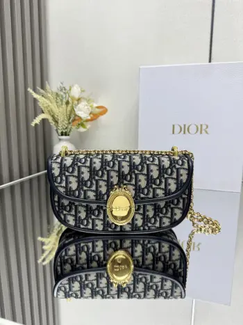新品小号 Dior Medaillon 翻盖包 附链条 蓝色 Oblique 印花面料型号: M3921尺寸 尺寸 21 x 12 x 5.5 厘米 长 x 高 x 宽 可收纳 1 部手机 1 个卡夹 太阳眼镜和唇膏238500