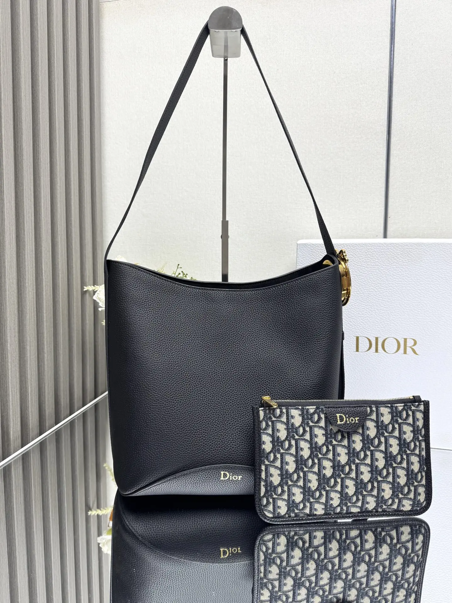 原单迪奥女包|高仿迪奥女包|精仿迪奥女包|一比一迪奥女包Dior Medaillon 水桶包呈现柔软时髦的廓形 中号款式 饰以可拆卸的拉链小袋 搭配通过 Dior Medaillon 标志细节可调节的皮革肩带 别具一格 可肩背 主体 牛皮革里料 羊皮革 牛皮革按扣钩扣开合正面饰以热压 Dior 标志可调节肩带点缀以 Dior Medaillon 标志细节采用 Oblique 印花面料和牛皮革精心制作的可拆卸拉链小袋内含防尘袋意大利制造型号: M1532尺寸 26.5 x 26 x 15 厘米 长 x 高 x 宽 238620