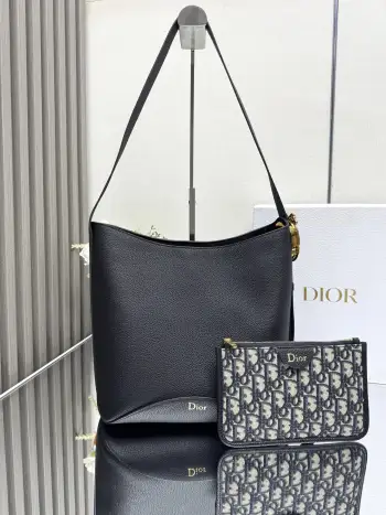 Dior Medaillon 水桶包呈现柔软时髦的廓形 中号款式 饰以可拆卸的拉链小袋 搭配通过 Dior Medaillon 标志细节可调节的皮革肩带 别具一格 可肩背 主体 牛皮革里料 羊皮革 牛皮革按扣钩扣开合正面饰以热压 Dior 标志可调节肩带点缀以 Dior Medaillon 标志细节采用 Oblique 印花面料和牛皮革精心制作的可拆卸拉链小袋内含防尘袋意大利制造型号: M1532尺寸 26.5 x 26 x 15 厘米 长 x 高 x 宽 238620