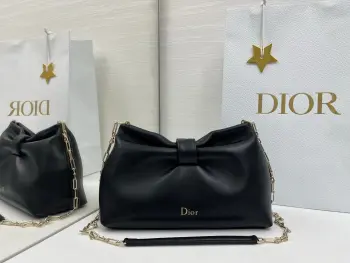 蝴蝶结云朵包 乔纳森 安德森 (Jonathan Anderson) 倾情呈献的新款 Dior Bow 手袋彰显法国的优雅气质和工坊的精湛工艺 主体 羊皮革里料 羊猄皮尺寸26x16x10cm编号:0715