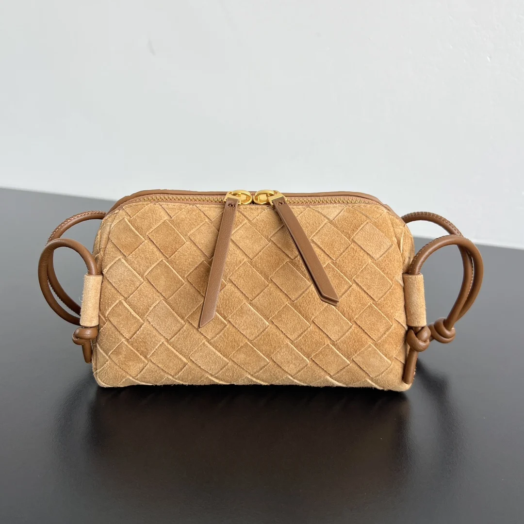 Bv新款 麂皮绒Concert pouch 794258 是见过最好看实用的迷你小包呀 包身采用经典的 lntrecciato编织工艺 配有皮质双头拉链 开口宽敞 易取易放 肩带绳结处可滑动自由调节长短 即 斜挎/腋下 又能当手拿包 小小身板 大大容量 真滴太太实用啦 关键还特百搭 快 姐妹一起来入这款小巧精致好看百搭的包包叭 尺寸 18.5*11.5*8.5