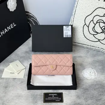 CHANEL 经典cf长款钱包到货 进口鱼子酱牛皮菱格 制作 背后有硬币口袋 内里五金拉牌 收纳方便快捷非常耐看 亮金与亮银五金非常时髦而且钱包容量很大可以放下一部plus手机卡位也多适合卡片很多的亲 款号 A0241尺寸 10.5*19.*3cm