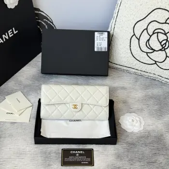 CHANEL 经典cf长款钱包到货 进口鱼子酱牛皮菱格 制作 背后有硬币口袋 内里五金拉牌 收纳方便快捷非常耐看 亮金与亮银五金非常时髦而且钱包容量很大可以放下一部plus手机卡位也多适合卡片很多的亲 款号 A0241尺寸 10.5*19.*3cm