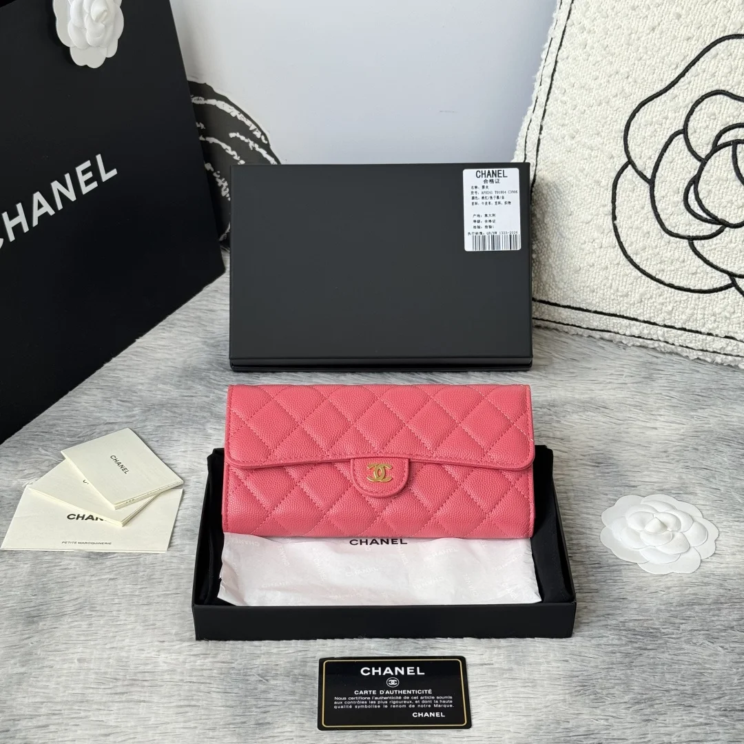 CHANEL 经典cf长款钱包到货 进口鱼子酱牛皮菱格 制作 背后有硬币口袋 内里五金拉牌 收纳方便快捷非常耐看 亮金与亮银五金非常时髦而且钱包容量很大可以放下一部plus手机卡位也多适合卡片很多的亲 款号 A0241尺寸 10.5*19.*3cm