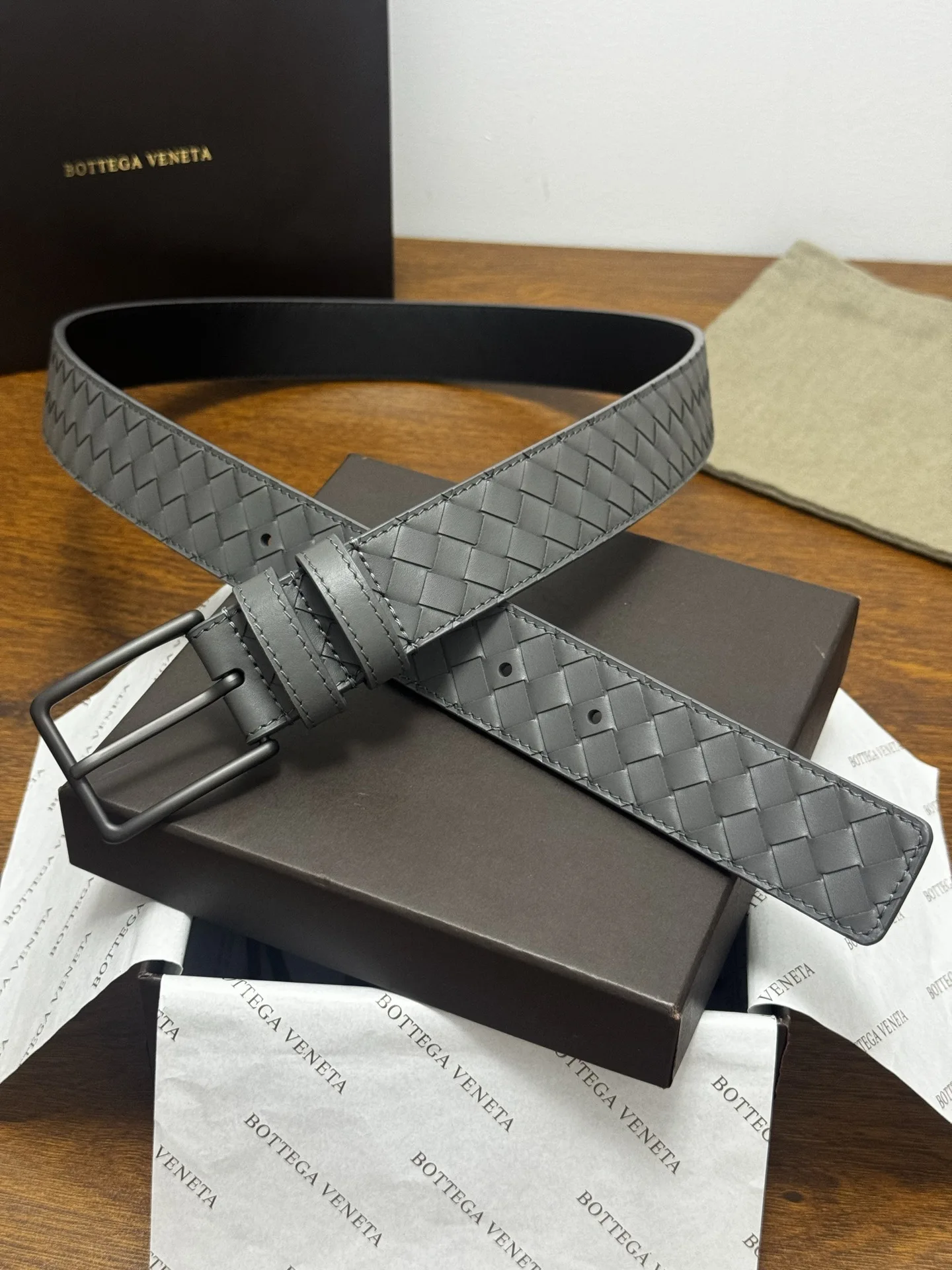 原单BV皮带|高仿BV皮带|精仿BV皮带|一比一BV皮带BOTTEGA VENETA 3.5cm 灰小牛皮皮革手工编织 手工编织新款牛皮经典之作 每个细节都体现出至高的品味和格调 整体造型增添优雅韵味 低调奢华的典范 优雅迷人气息且精致的手工艺制作 
