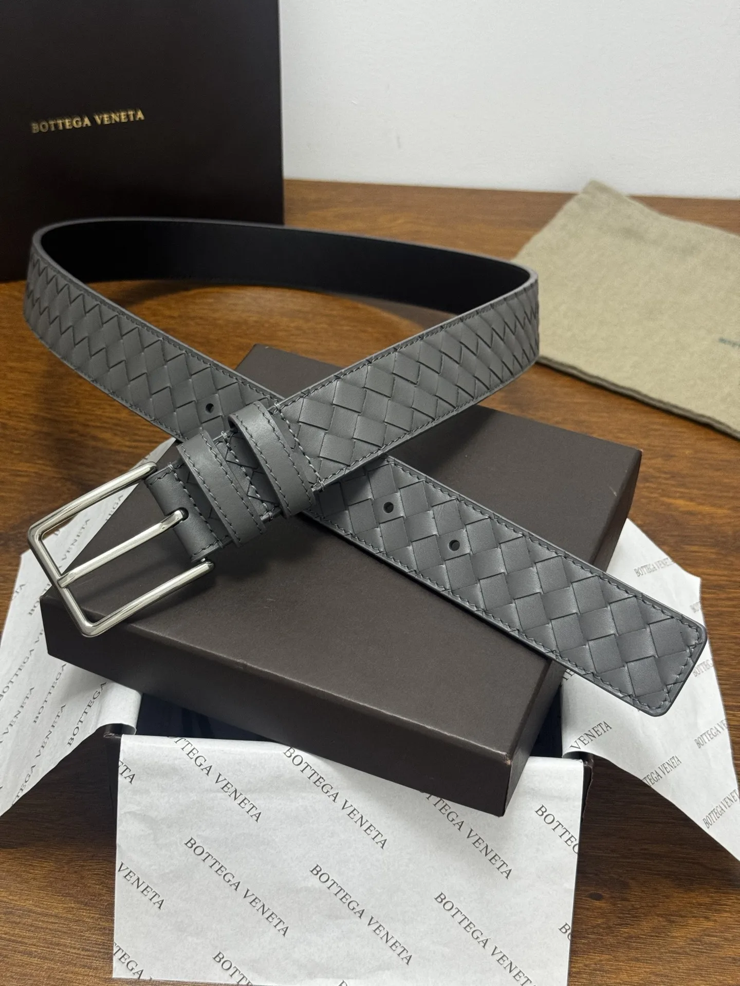 原单BV皮带|高仿BV皮带|精仿BV皮带|一比一BV皮带BOTTEGA VENETA 3.5cm 灰小牛皮皮革手工编织 手工编织新款牛皮经典之作 每个细节都体现出至高的品味和格调 整体造型增添优雅韵味 低调奢华的典范 优雅迷人气息且精致的手工艺制作 