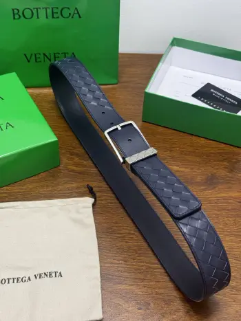 BOTTEGA VENETA 3.5cm 蓝色Intrecciato Piccolo编织牛皮革腰带 手工编织新款牛皮经典之作 金属搭扣和Intreccio编织镌刻圆环 每个细节都体现出至高的品味和格调 整体造型增添优雅韵味 低调奢华的典范 优雅迷人气息且精致的手工艺制作 