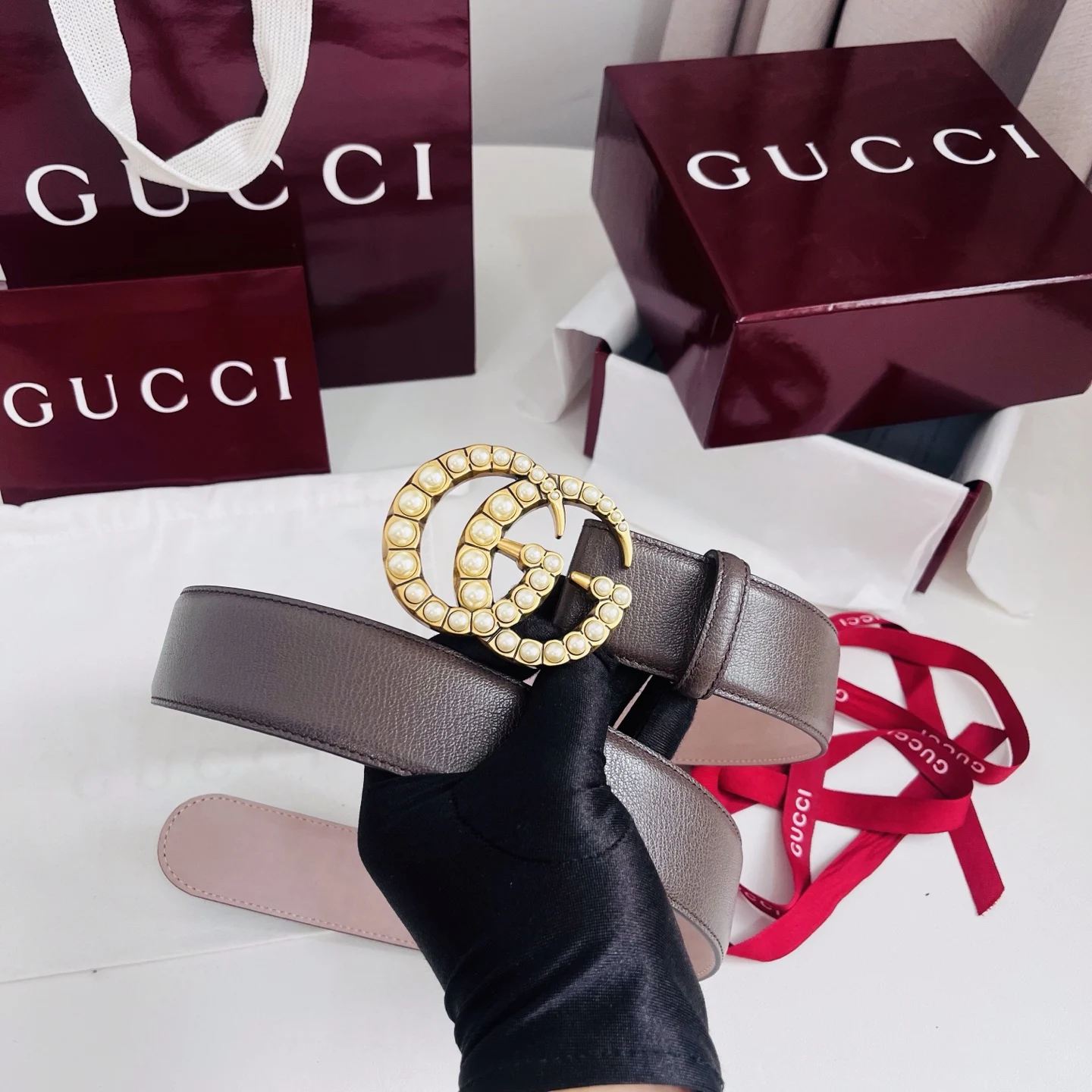 原单古奇皮带|高仿古奇皮带|精仿古奇皮带|一比一古奇皮带新款 Generation Gucci深入探究了品牌的档案编码 并将不同世代的设计素融合为一体 形成一种独特的美学叙事 女式腰带重新诠释了该品牌标志性的图案之一——双 G 搭扣 采用简洁 平直的轮廓设计 4.0cm