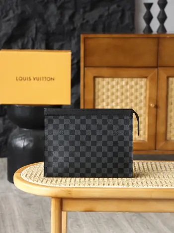 Pochette Voyage 洗漱包 M41696晶片碼可査詢 AS渠道版黑灰格調Pochette Voyage手拿包 經典Damier Graphite黑棋盤格 深邃內斂 於無聲處顯高級質感 俐落挺括的包型 搭配實用拉鍊開合與多卡位設計 商務場合持握盡顯沉穩 日常出行收納隨性從容 低調有型 百搭不出錯 五金 厚镀24k全鋼尺寸 27*21*6cm