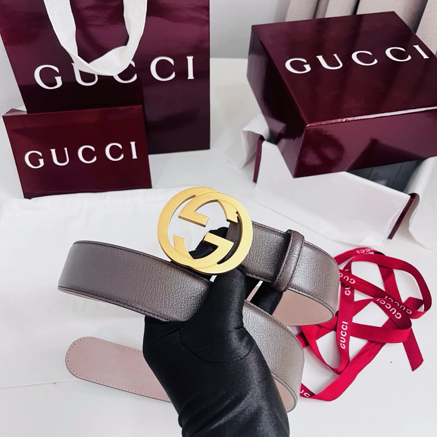 原单古奇皮带|高仿古奇皮带|精仿古奇皮带|一比一古奇皮带新款 Generation Gucci深入探究了品牌的档案编码 并将不同世代的设计素融合为一体 形成一种独特的美学叙事 女式腰带重新诠释了该品牌标志性的图案之一——双 G 搭扣 采用简洁 平直的轮廓设计 4.0cm