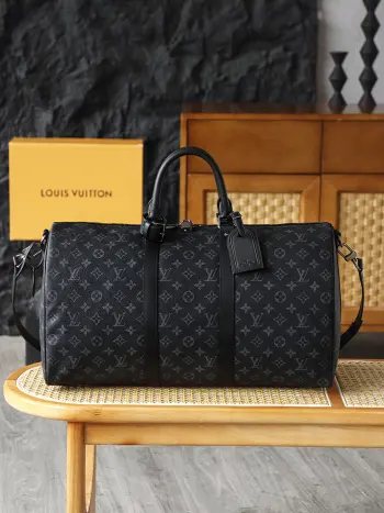 Keepall 50 旅行袋 M14202晶片碼可査詢 AS渠道版Keepall Bandouliere 50旅行袋為Monogram Eclipse塗層帆布搭配皮革飾邊 以皮革側帶 輥壓皮革手柄 掛鎖和可拆卸名牌延續Keepall系列的經典細節  男士旅行的終極選擇 Keepall50旅行袋真的是把實用和帥氣玩明白了 五金 厚镀24k全鋼尺寸 50*29*23cm