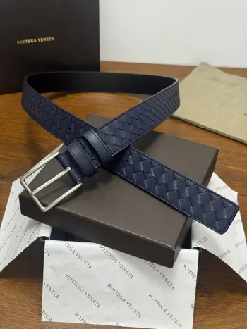 BOTTEGA VENETA 3.5cm 蓝小牛皮皮革手工编织 手工编织新款牛皮经典之作 每个细节都体现出至高的品味和格调 整体造型增添优雅韵味 低调奢华的典范 优雅迷人气息且精致的手工艺制作 