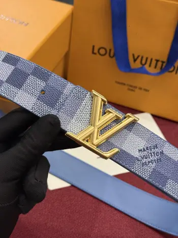 这款时尚前卫的 LV Initiales Damoflage 40mm 可翻转腰带重新注入了经典品牌素的现代气息 