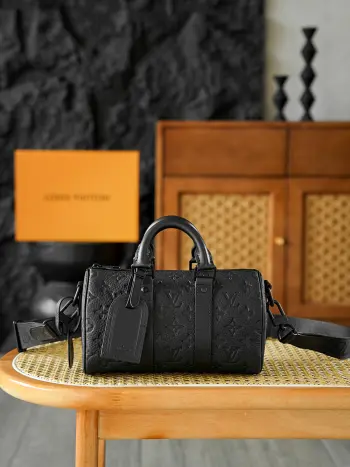 Keepall 25 全皮 M20900晶片碼可査詢 AS私品版Taurillon Monogram 牛皮邂逅精巧25cm尺寸 既是行走都市的隨身行囊 也是詮釋品味的時尚宣言 拆卸肩帶解鎖多元背攜管道 硬朗皮革飾邊勾勒俐落輪廓 通勤通勤的俐落隨行 到短途出行的精緻陪伴 讓每一次出門 都成為一場自帶格調的奔赴 五金 厚镀24k全鋼尺寸 15*11*25cm