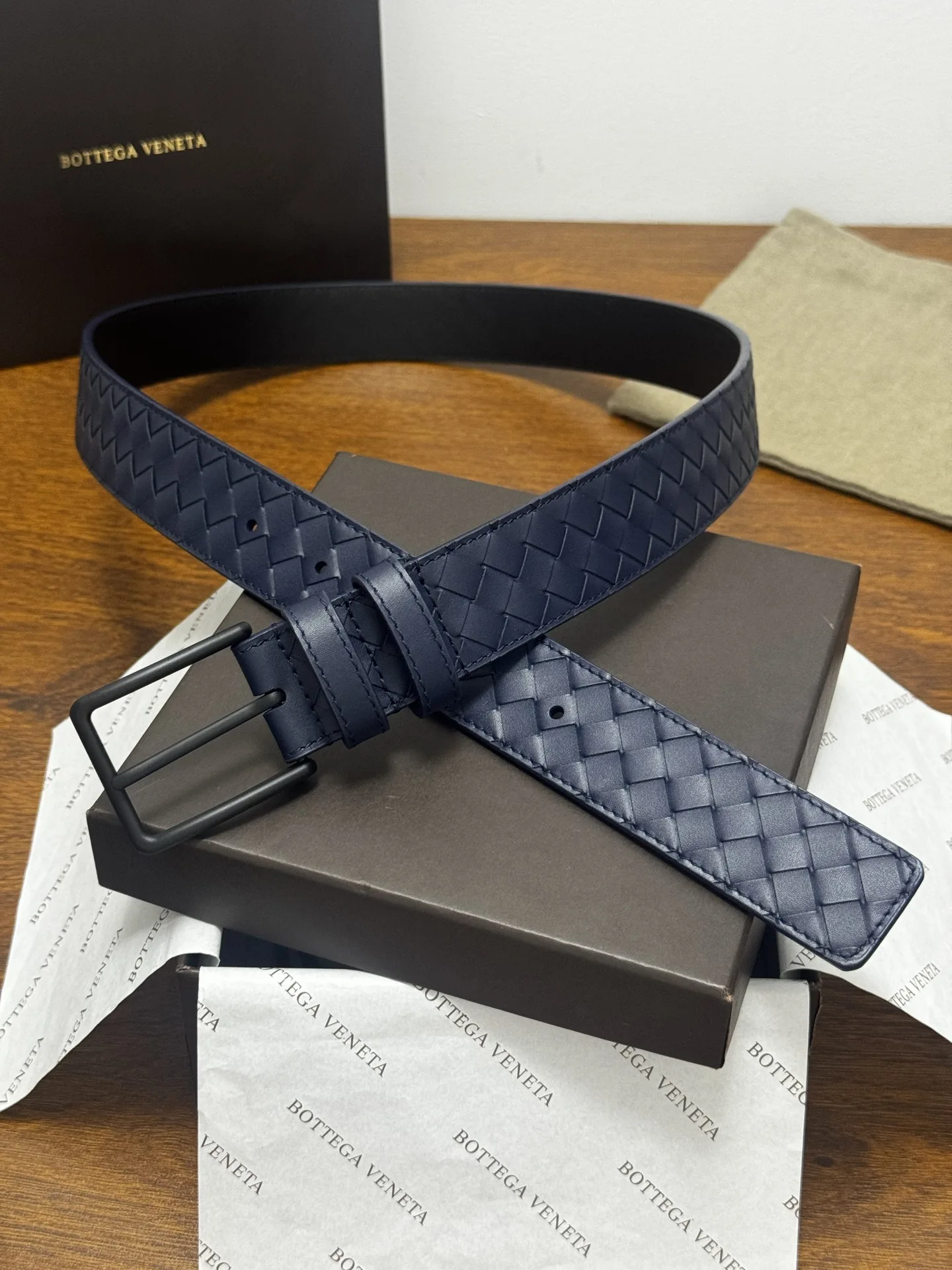 原单BV皮带|高仿BV皮带|精仿BV皮带|一比一BV皮带BOTTEGA VENETA 3.5cm 蓝小牛皮皮革手工编织 手工编织新款牛皮经典之作 每个细节都体现出至高的品味和格调 整体造型增添优雅韵味 低调奢华的典范 优雅迷人气息且精致的手工艺制作 