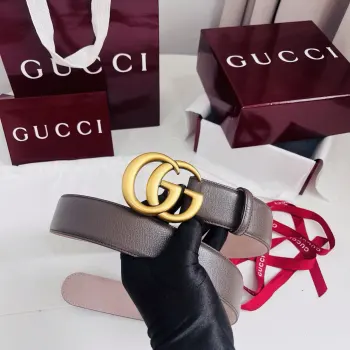 新款 Generation Gucci深入探究了品牌的档案编码 并将不同世代的设计素融合为一体 形成一种独特的美学叙事 女式腰带重新诠释了该品牌标志性的图案之一——双 G 搭扣 采用简洁 平直的轮廓设计 4.0cm
