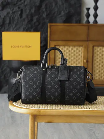  KEEPALL 35手袋 M46655晶片碼可査詢 AS私品版百年基因淬煉的容貌值巔峰 標誌性元素不張揚卻極具辨識度 Keepall Bandouliere 35黑武士 立體剪裁讓包身挺括有型 背身時肩帶弧度貼合肩線 手提時手柄線條利落 讓男士輕鬆拿捏不刻意的帥 五金 厚镀24k全鋼尺寸 21*16*34cm