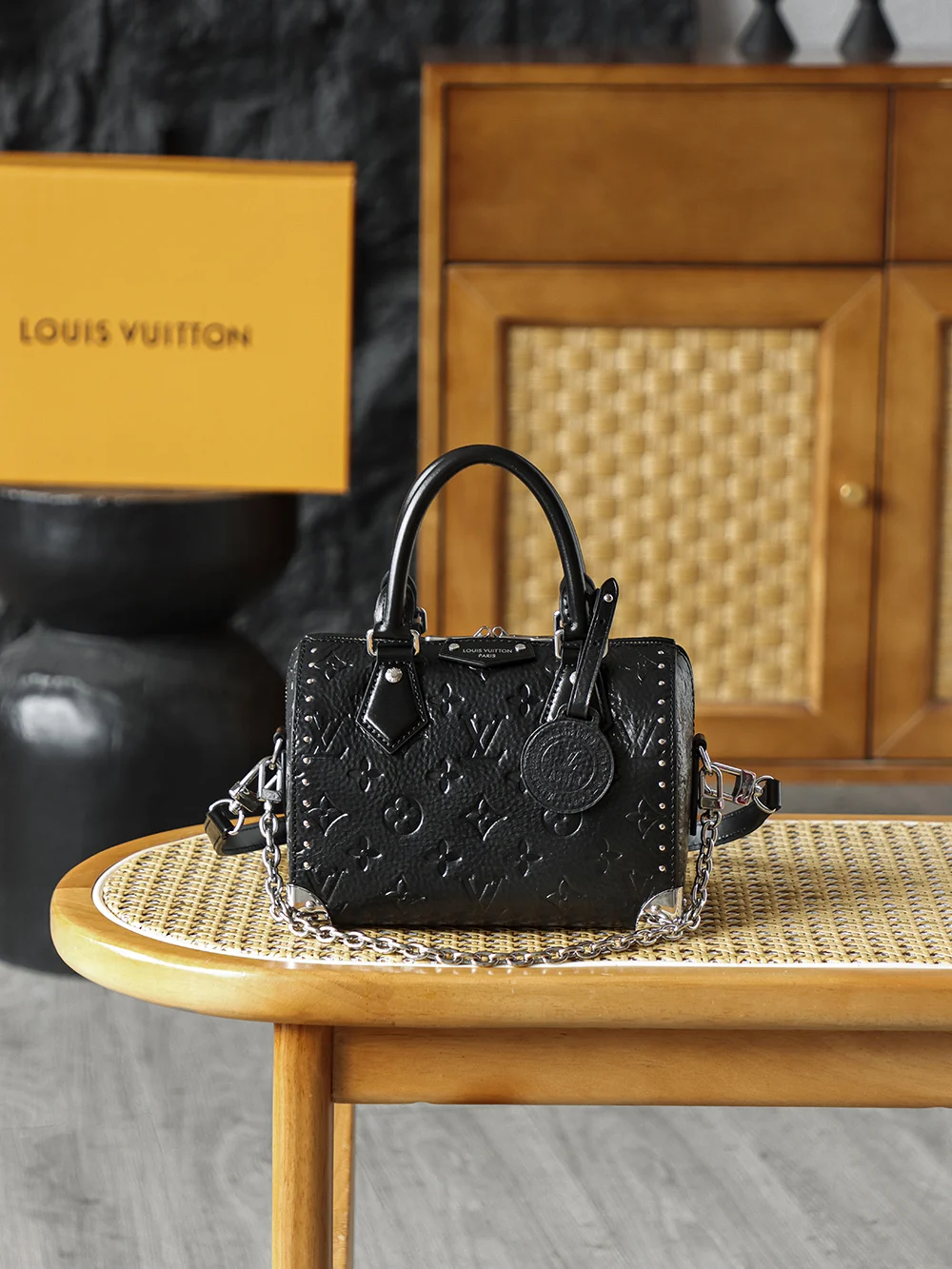 原单LV女包|高仿LV女包|精仿LV女包|一比一LV女包SPEEDY TRUNK 20 M27921晶片碼可査詢 AS渠道版 Speedy trunk 20全新演绎 散發出鮮明的搖滾氣息 復古硬箱造型自帶精緻濾鏡 利落小方包型挺括又有型 小巧卻氣場十足 一眼就陷落的復古时髦感 五金 厚鍍24k全鋼尺寸 13.5*11*20.5cm