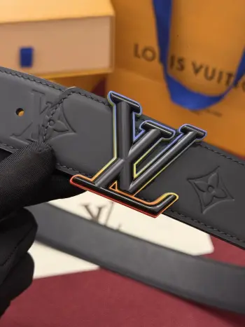 LV Dimension Drift 双面腰带以路易威登的经典素挥洒街头型格 Monogram 图案一面更显前卫锋芒 光滑皮革一面释放儒雅气息 精工雕琢的搭扣别出心裁 