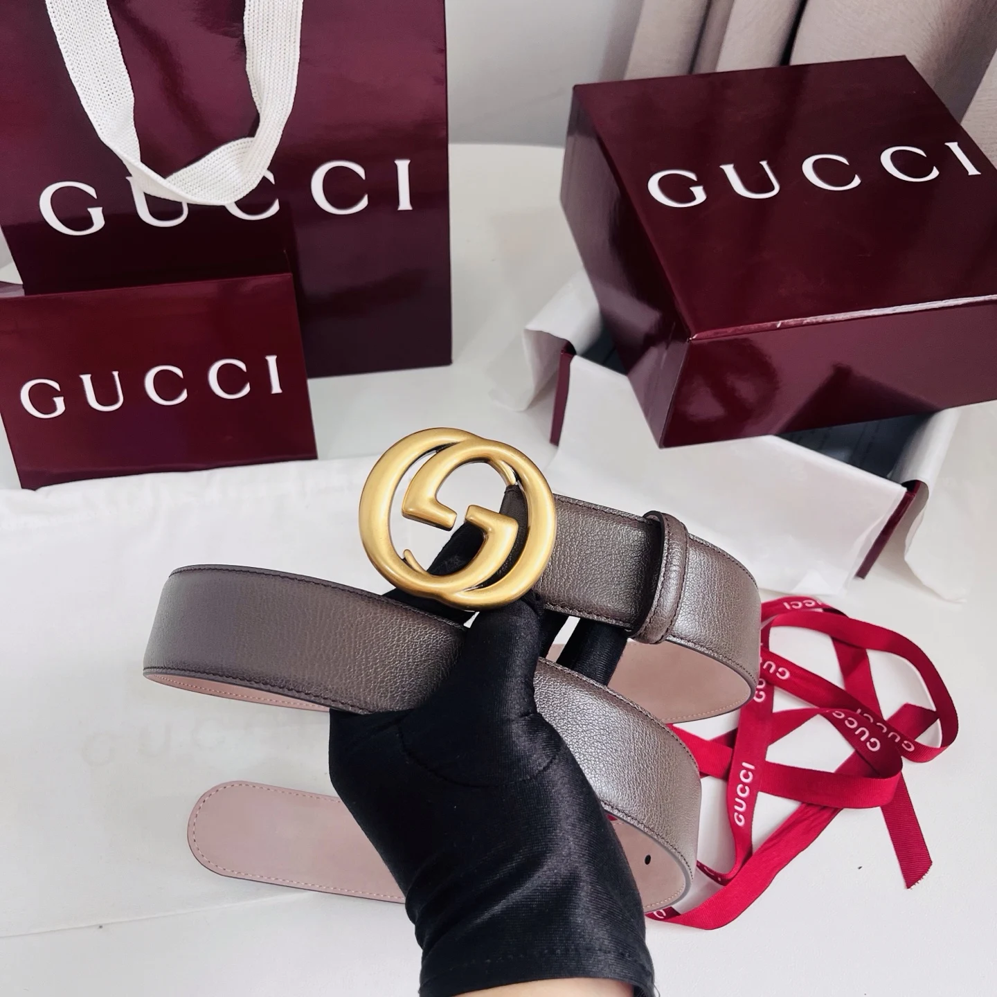 原单古奇皮带|高仿古奇皮带|精仿古奇皮带|一比一古奇皮带新款 Generation Gucci深入探究了品牌的档案编码 并将不同世代的设计素融合为一体 形成一种独特的美学叙事 女式腰带重新诠释了该品牌标志性的图案之一——双 G 搭扣 采用简洁 平直的轮廓设计 4.0cm