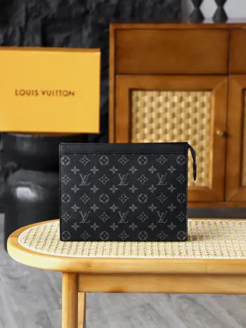 Pochette Voyage 洗漱包 M61692晶片碼可査詢 AS渠道版黑武士系列 Pochette Voyage 手拿包 以經典黑老花帆布搭配利落包型 低調高級的黑灰老花 內置多卡位與隔層 滿足隨身物品收納 商務休閒一鍵切換 百搭不出錯 五金 厚镀24k全鋼尺寸 27*21*6cm