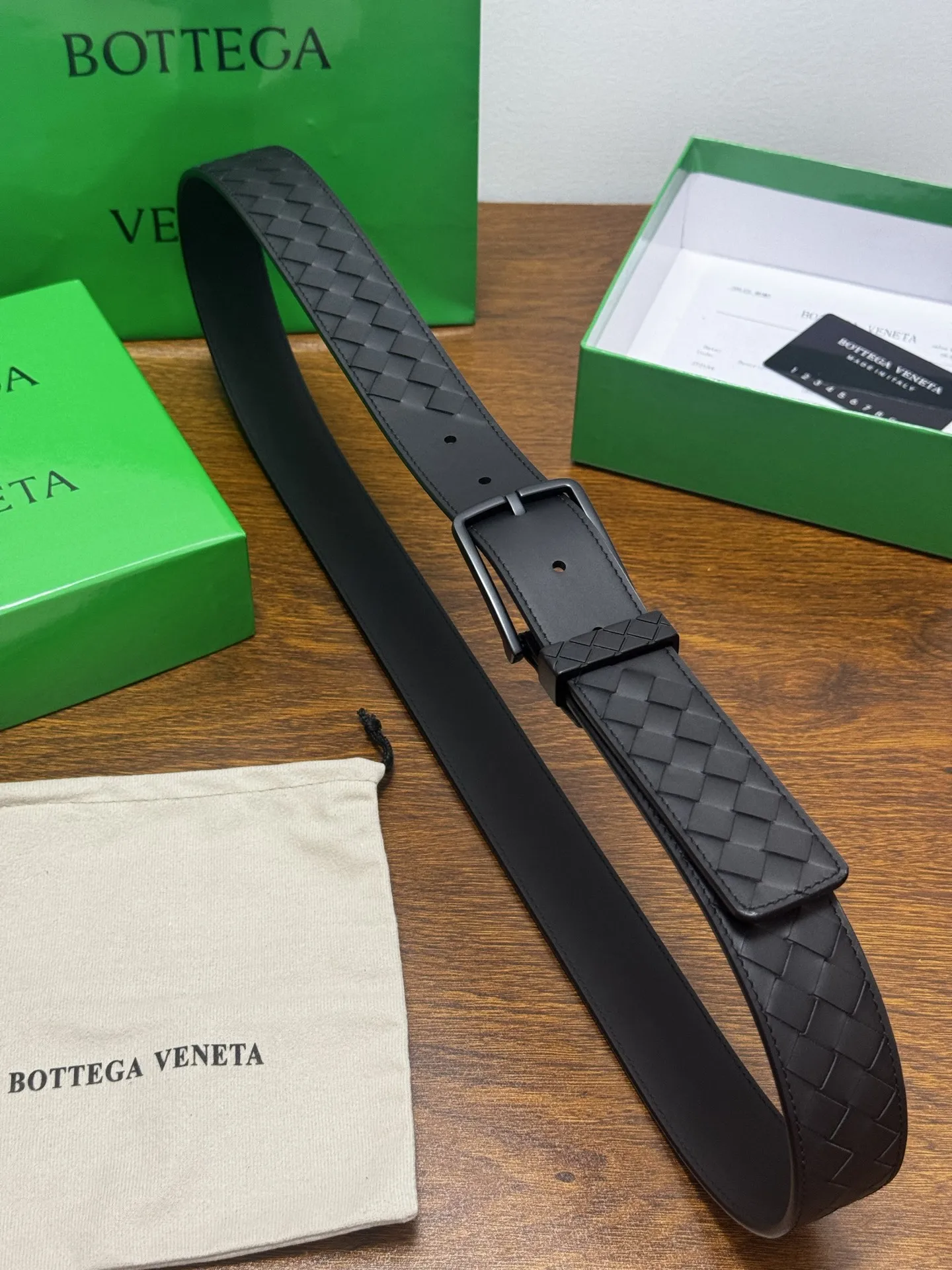 原单BV皮带|高仿BV皮带|精仿BV皮带|一比一BV皮带BOTTEGA VENETA 3.5cm 黑色Intrecciato Piccolo编织牛皮革腰带 手工编织新款牛皮经典之作 金属搭扣和Intreccio编织镌刻圆环 每个细节都体现出至高的品味和格调 整体造型增添优雅韵味 低调奢华的典范 优雅迷人气息且精致的手工艺制作 