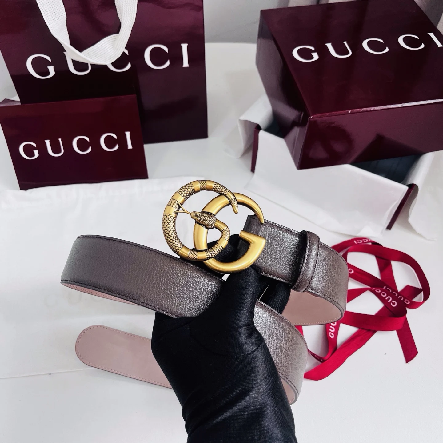 原单古奇皮带|高仿古奇皮带|精仿古奇皮带|一比一古奇皮带新款 Generation Gucci深入探究了品牌的档案编码 并将不同世代的设计素融合为一体 形成一种独特的美学叙事 女式腰带重新诠释了该品牌标志性的图案之一——双 G 搭扣 采用简洁 平直的轮廓设计 4.0cm