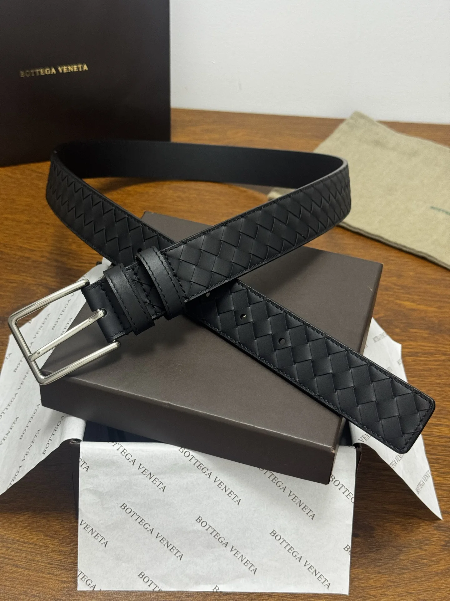 原单BV皮带|高仿BV皮带|精仿BV皮带|一比一BV皮带BOTTEGA VENETA 3.5cm 黑小牛皮皮革手工编织 手工编织新款牛皮经典之作 每个细节都体现出至高的品味和格调 整体造型增添优雅韵味 低调奢华的典范 优雅迷人气息且精致的手工艺制作 