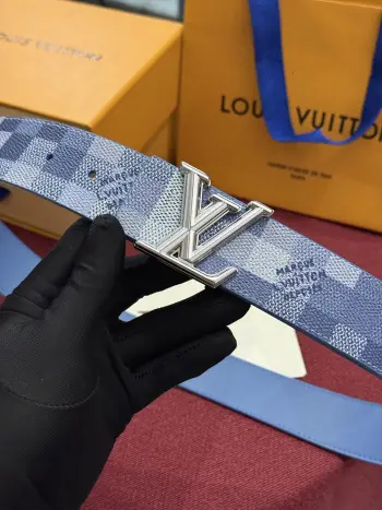 这款时尚前卫的 LV Initiales Damoflage 40mm 可翻转腰带重新注入了经典品牌素的现代气息 