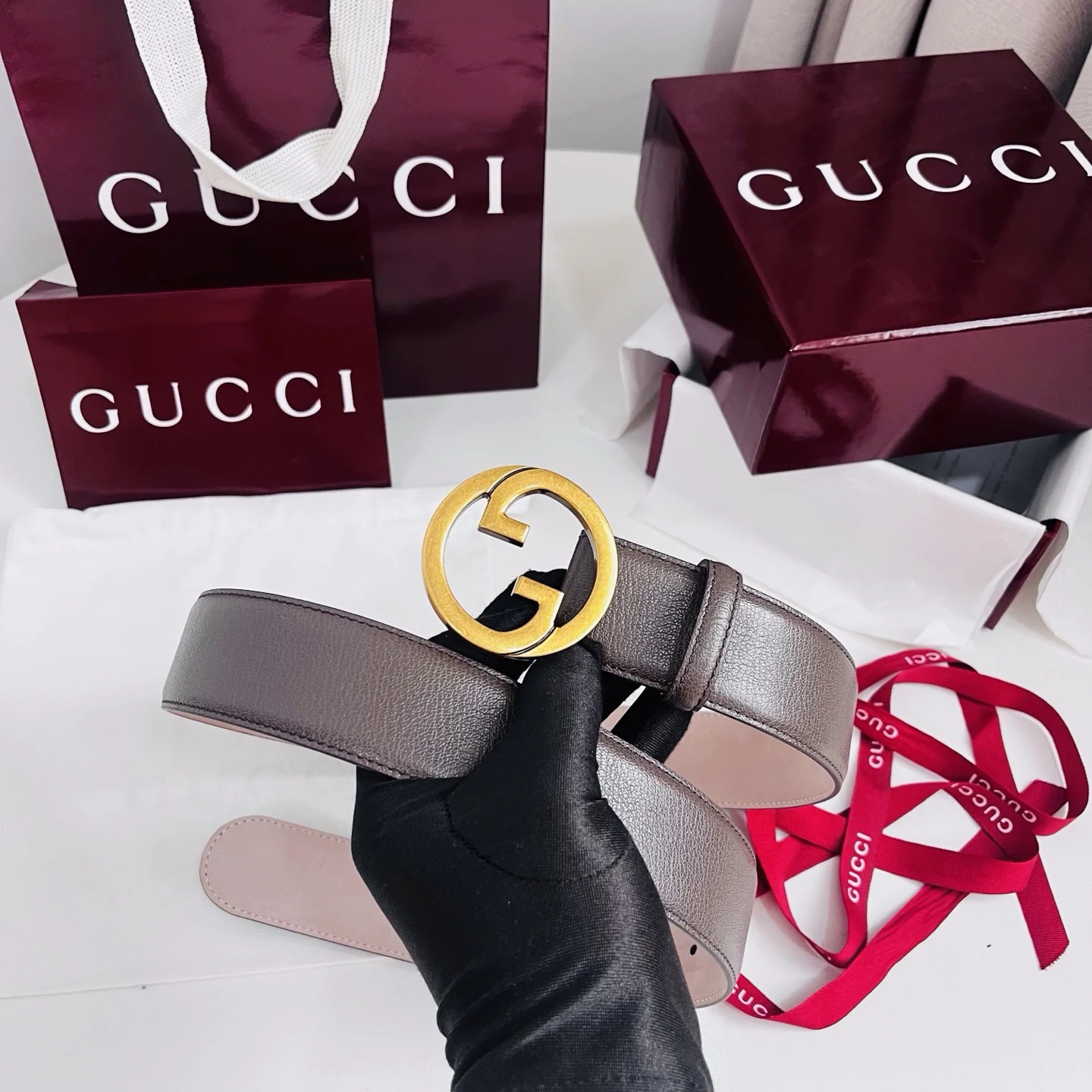 原单古奇皮带|高仿古奇皮带|精仿古奇皮带|一比一古奇皮带新款 Generation Gucci深入探究了品牌的档案编码 并将不同世代的设计素融合为一体 形成一种独特的美学叙事 女式腰带重新诠释了该品牌标志性的图案之一——双 G 搭扣 采用简洁 平直的轮廓设计 4.0cm