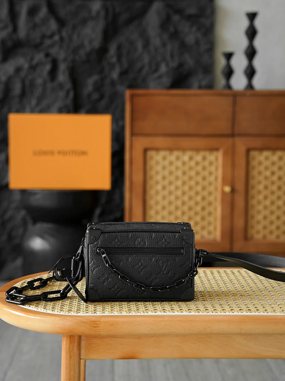 原单LV女包|高仿LV女包|精仿LV女包|一比一LV女包Mini Soft Trunk 链条包 M55702晶片碼可査詢 AS私品版Soft Trunk迷你手袋取材壓印Monogram圖案的Taurillon皮革 搭配鉚釘邊角和四方造型 承襲路易威登傳統硬箱設計之韻  一條啞光鏈條與拉鍊銜接 另一條巧妙融入肩帶 為精巧設計注入摩登魅力 五金 樹脂扣 厚镀24k全鋼尺寸 18.5*13*8cm