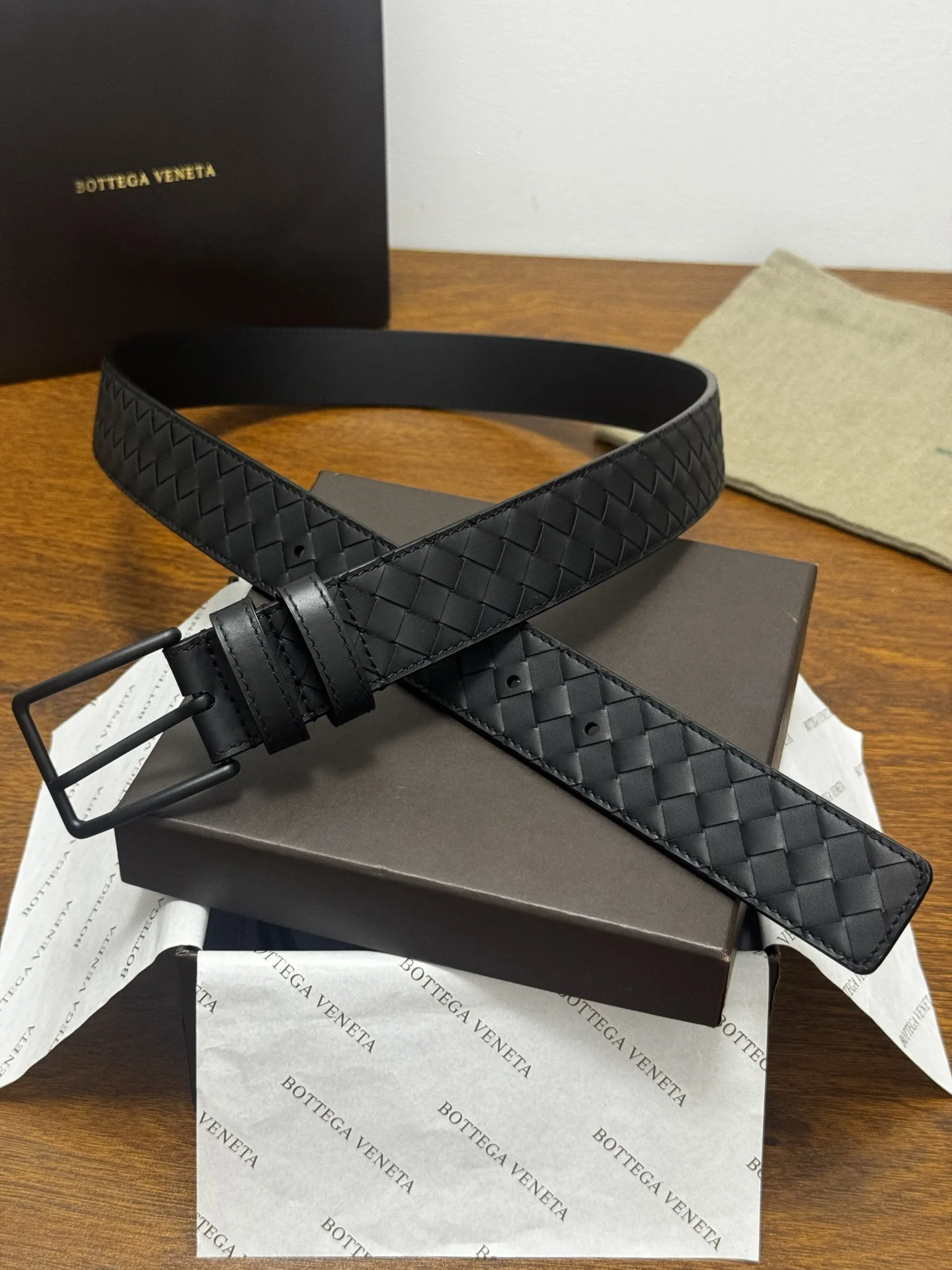 原单BV皮带|高仿BV皮带|精仿BV皮带|一比一BV皮带BOTTEGA VENETA 3.5cm 黑小牛皮皮革手工编织 手工编织新款牛皮经典之作 每个细节都体现出至高的品味和格调 整体造型增添优雅韵味 低调奢华的典范 优雅迷人气息且精致的手工艺制作 