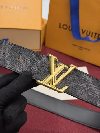 这款时尚前卫的 LV Initiales Damoflage 40mm 可翻转腰带重新注入了经典品牌素的现代气息 