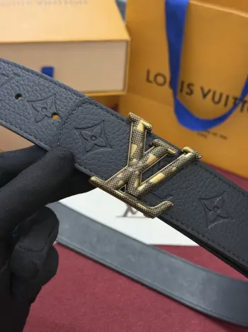 LV Dimension Drift 双面腰带以路易威登的经典素挥洒街头型格 Monogram 图案一面更显前卫锋芒 光滑皮革一面释放儒雅气息 精工雕琢的搭扣别出心裁 