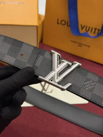 这款时尚前卫的 LV Initiales Damoflage 40mm 可翻转腰带重新注入了经典品牌素的现代气息 