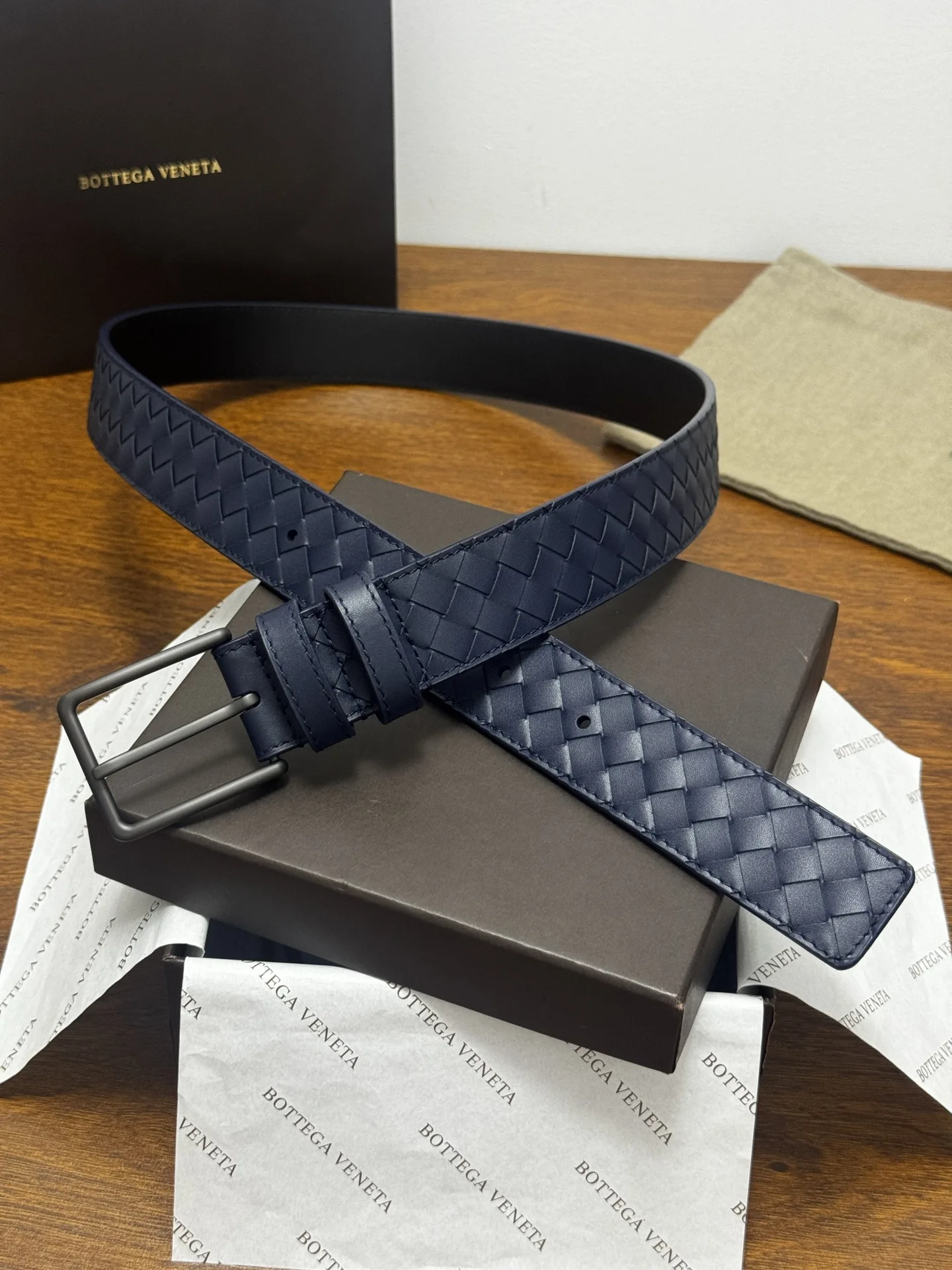原单BV皮带|高仿BV皮带|精仿BV皮带|一比一BV皮带BOTTEGA VENETA 3.5cm 蓝小牛皮皮革手工编织 手工编织新款牛皮经典之作 每个细节都体现出至高的品味和格调 整体造型增添优雅韵味 低调奢华的典范 优雅迷人气息且精致的手工艺制作 