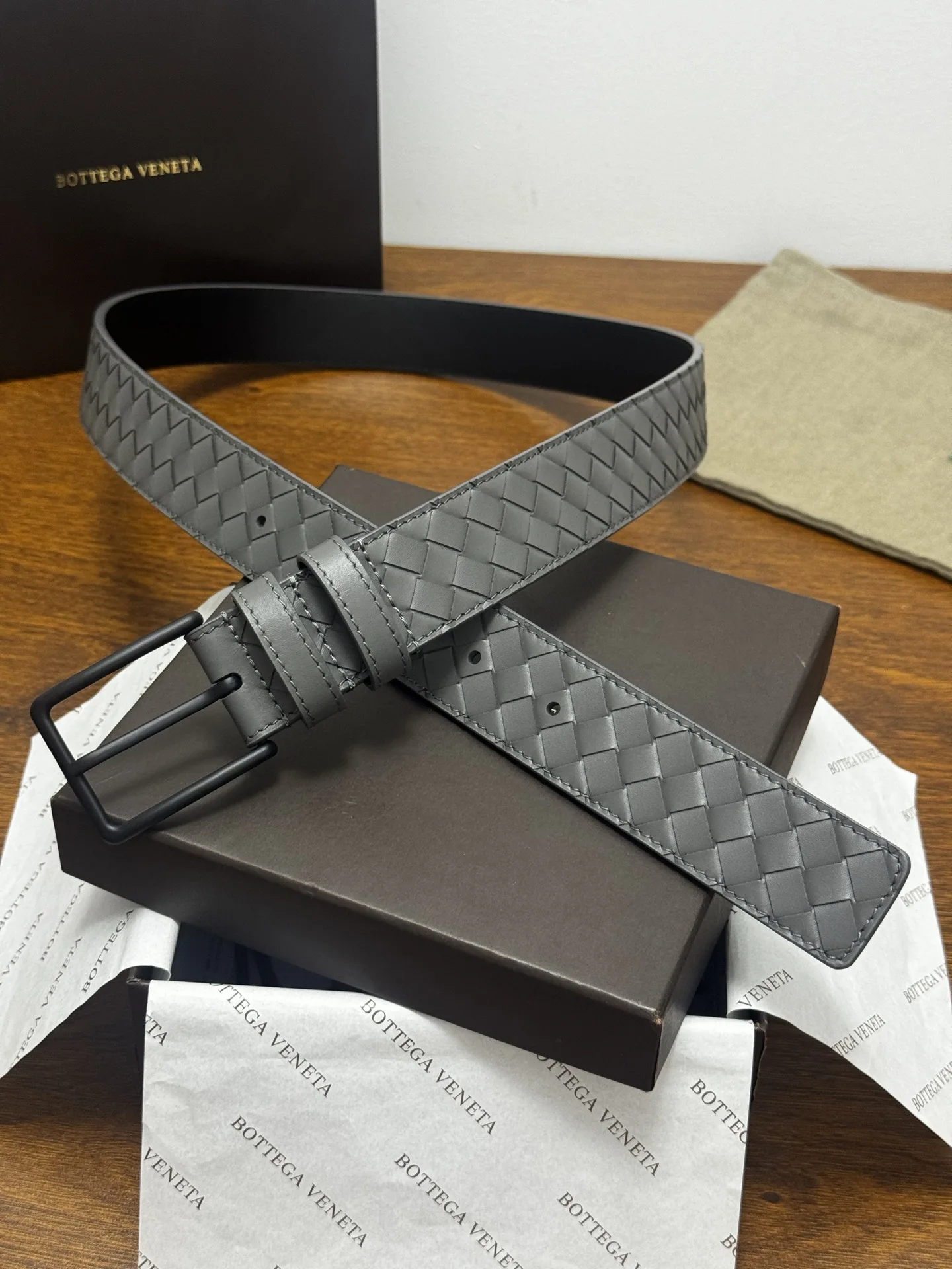 原单BV皮带|高仿BV皮带|精仿BV皮带|一比一BV皮带BOTTEGA VENETA 3.5cm 灰小牛皮皮革手工编织 手工编织新款牛皮经典之作 每个细节都体现出至高的品味和格调 整体造型增添优雅韵味 低调奢华的典范 优雅迷人气息且精致的手工艺制作 