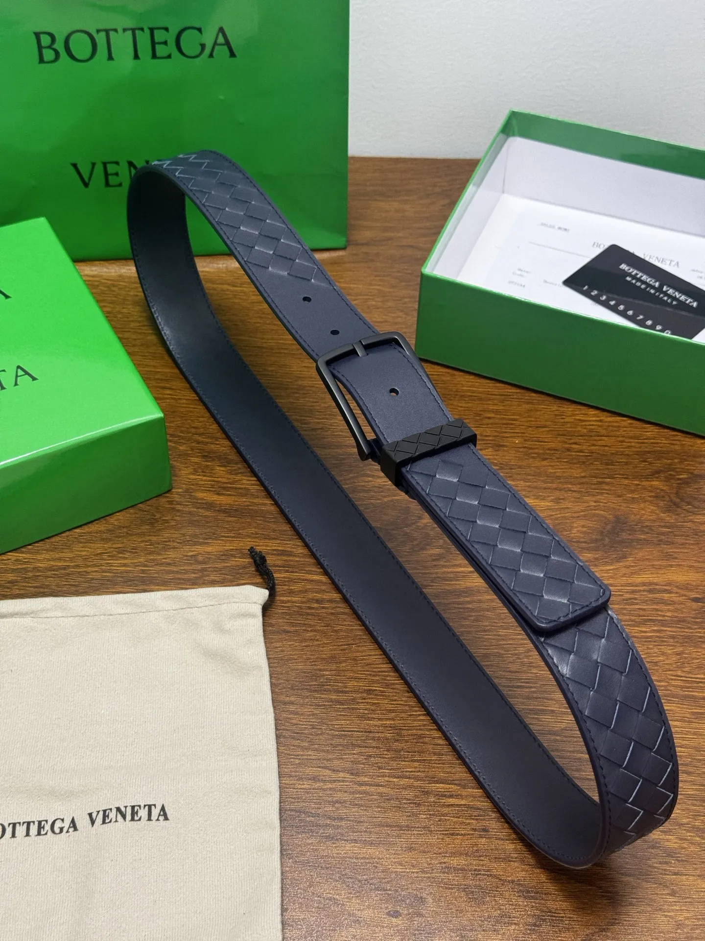 原单BV皮带|高仿BV皮带|精仿BV皮带|一比一BV皮带BOTTEGA VENETA 3.5cm 蓝色Intrecciato Piccolo编织牛皮革腰带 手工编织新款牛皮经典之作 金属搭扣和Intreccio编织镌刻圆环 每个细节都体现出至高的品味和格调 整体造型增添优雅韵味 低调奢华的典范 优雅迷人气息且精致的手工艺制作 