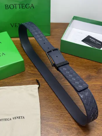 BOTTEGA VENETA 3.5cm 蓝色Intrecciato Piccolo编织牛皮革腰带 手工编织新款牛皮经典之作 金属搭扣和Intreccio编织镌刻圆环 每个细节都体现出至高的品味和格调 整体造型增添优雅韵味 低调奢华的典范 优雅迷人气息且精致的手工艺制作 