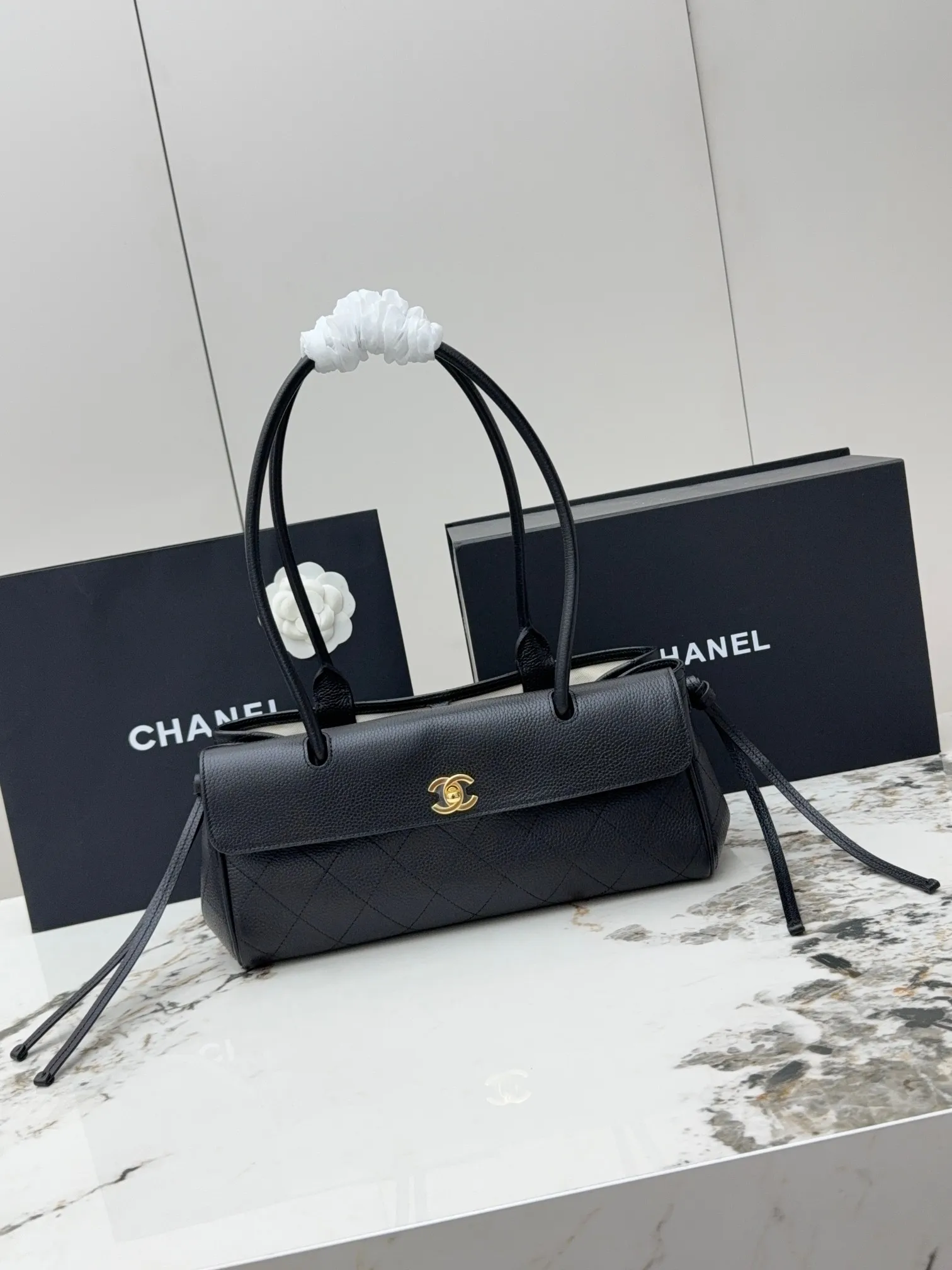 进口原厂皮 CHANEL顶级货 春夏新品26S法棍包 荔枝纹牛皮+金色双C锁扣 低调又高级 容量刚好 手机 卡包 化妆品都能装下 通勤日常都OK 两侧流苏设计超灵动 打破传统沉闷 法式慵懒风拿捏住啦 荔枝纹牛皮耐磨耐看 百搭不挑衣服 实用又时髦型号 AS6288尺寸 长31X高15X宽11.5cm