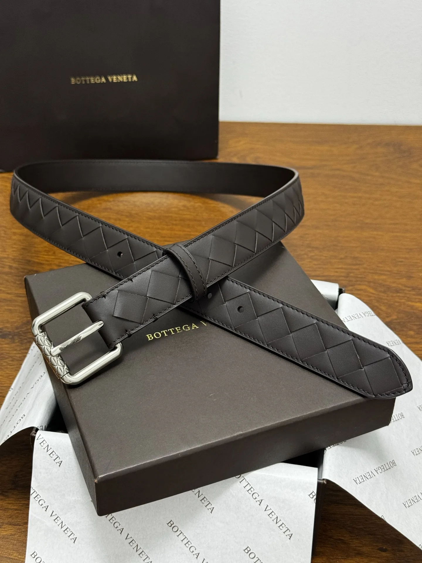 原单BV皮带|高仿BV皮带|精仿BV皮带|一比一BV皮带BOTTEGA VENETA 3.0cm 咖啡Intrecciato编织牛皮革腰带 金属搭扣爪扣开合配色饰面 每个细节都体现出至高的品味和格调 整体造型增添优雅韵味 低调奢华的典范 优雅迷人气息且精致的手工艺制作 