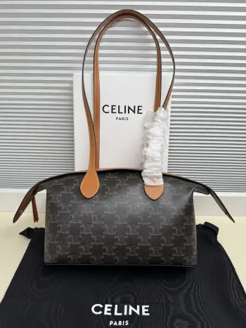 新品上线    CE 新款老花duffle法棍包CE 老花 Duffle 小号手袋 是品牌将经典与现代实用主义巧妙融合的一款佳作 它既继承了 CE 优雅复古的基因 又以旅行袋为灵感 为日常穿搭注入了轻松随性的时髦感  经典与摩登的碰撞 设计亮点这款包最吸引人的地方 在于它巧妙融合了经典与创新 隽永的 Triome 标志印花 包身采用 Celine 标志性的 Triome Canvas 凯旋门标志印花帆布  款号 L10893颜色 料棕尺寸 26x19x8cm