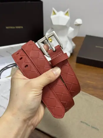 BOTTEGA VENETA 2.5cm 砖红色小牛皮皮革手工编织 手工编织新款牛皮经典之作 每个细节都体现出至高的品味和格调 整体造型增添优雅韵味 低调奢华的典范 优雅迷人气息且精致的手工艺制作 
