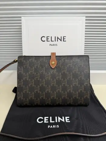  新品上线 CE Note Book 手袋差生又添新文具 笔记本对CE 好感度最高的是文具和家居线 化妆包 各种收纳盒还有笔记本 笔袋都想慢慢收集 新入了中号 B5 的本子皮套 比小号A5更商务一些 字母logo在背面 内里棕色带名片插 非常耐看喜欢款号 090尺寸 22x15.5x3.5cm